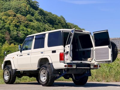 TOYOTA LAND CRUISER 70 - 9