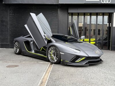 LAMBORGHINI AVENTADOR