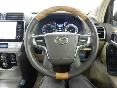 TOYOTA LAND CRUISER PRADO - 8