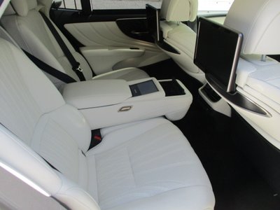 صورة 7 لـ 2023 Lexus LS