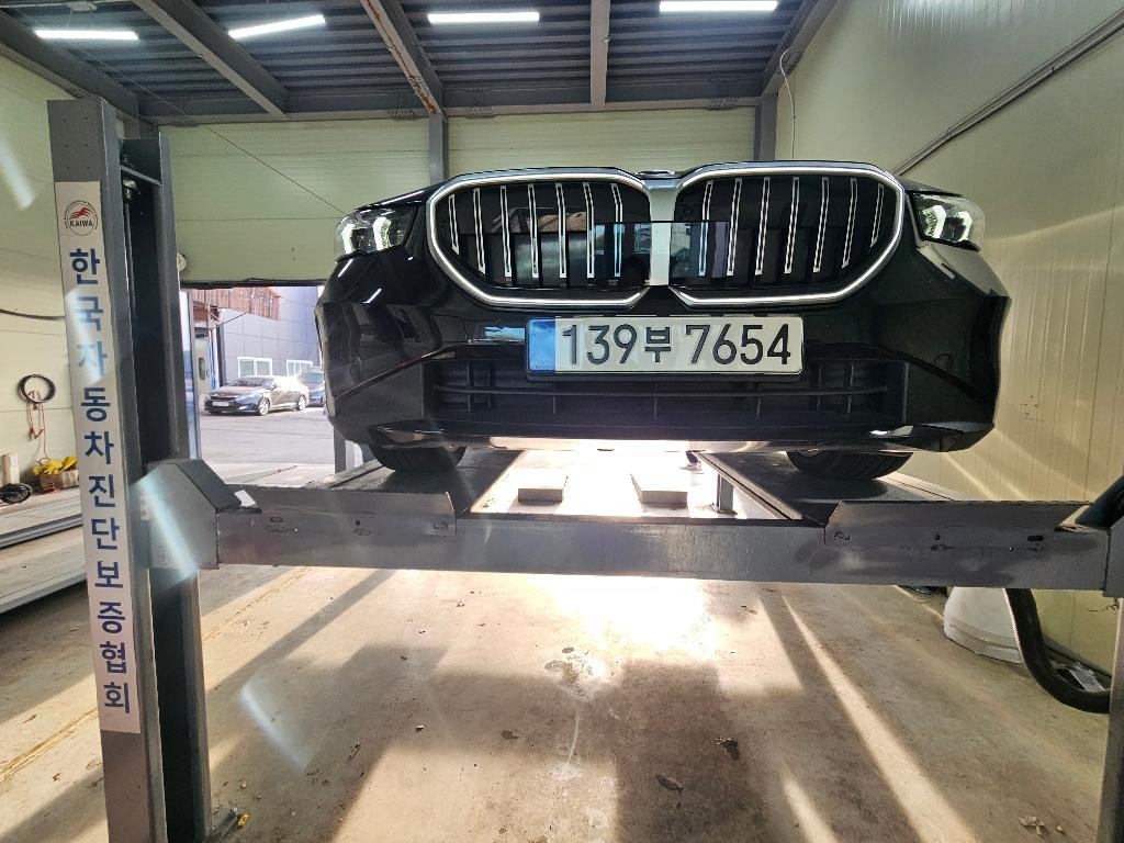 BMW 5 SERIES - View 1