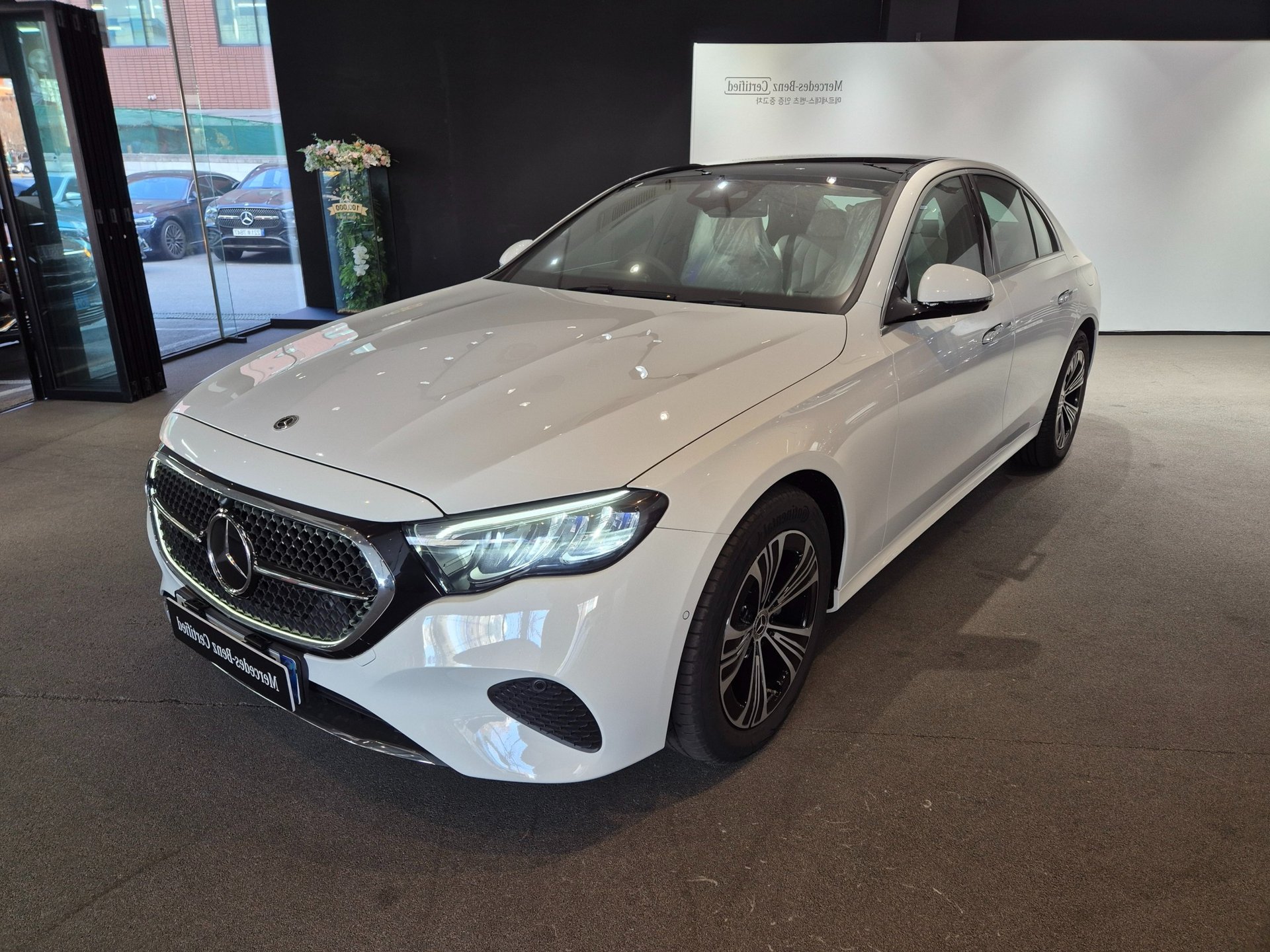 MERCEDES-BENZ E-CLASS - View 1