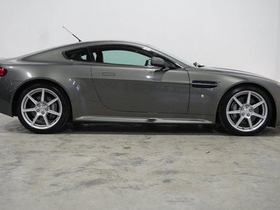 ASTON MARTIN V8 - 5