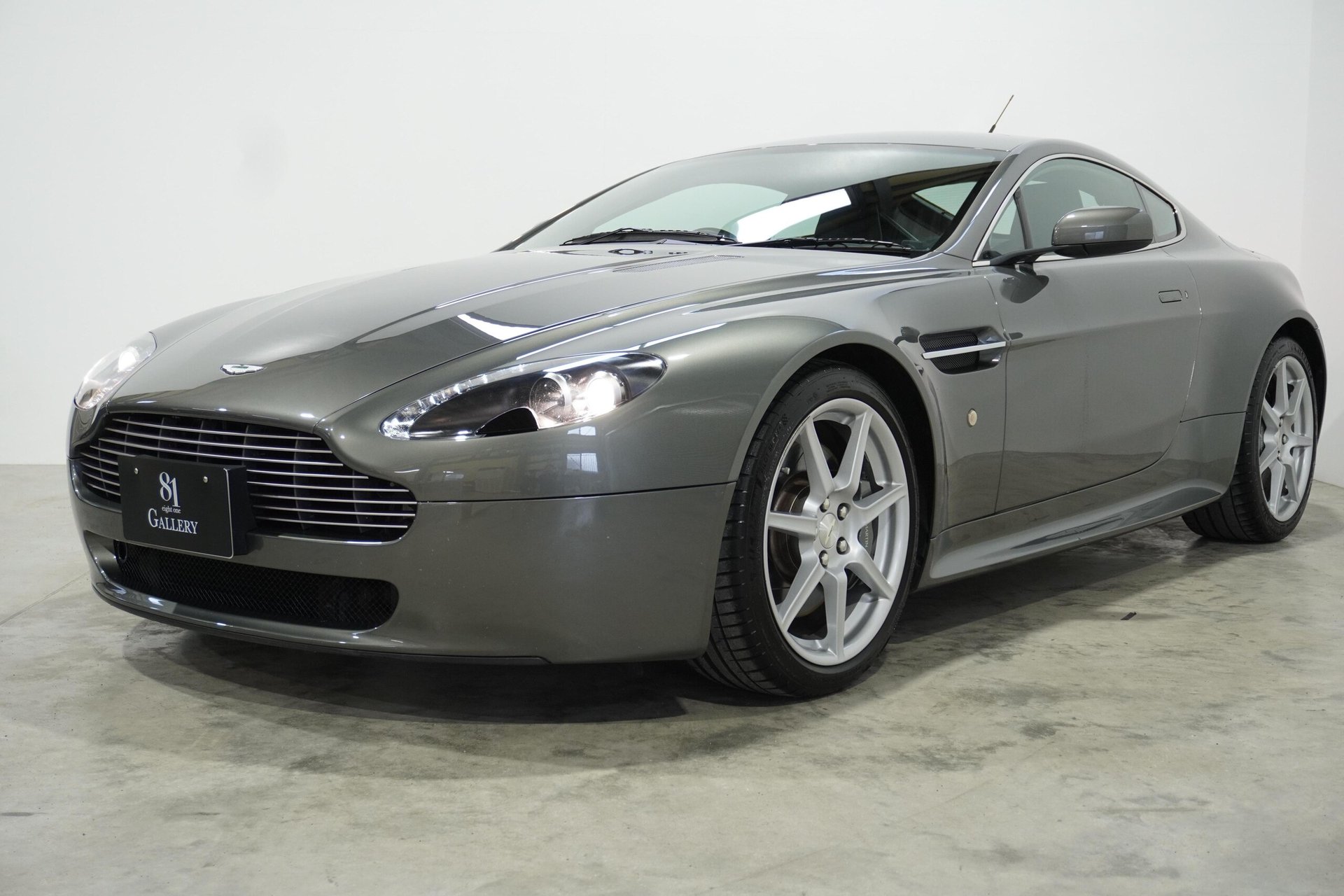 ASTON MARTIN V8 - View 1