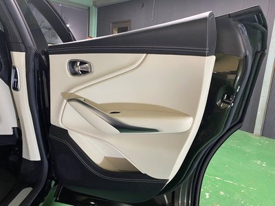 صورة 32 لـ 2021 Aston Martin DBX