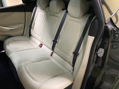 صورة 28 لـ 2021 Aston Martin DBX