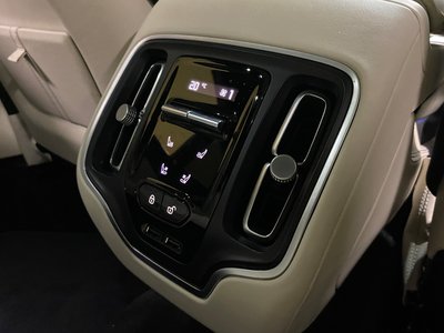 صورة 39 لـ 2021 Aston Martin DBX
