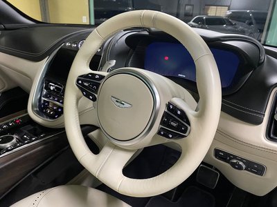 صورة 35 لـ 2021 Aston Martin DBX