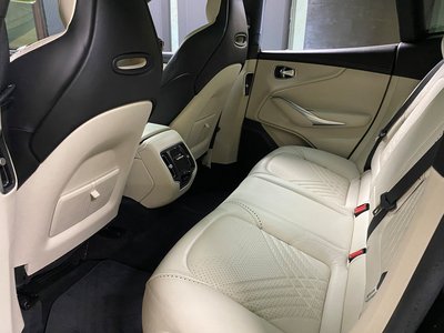 صورة 27 لـ 2021 Aston Martin DBX
