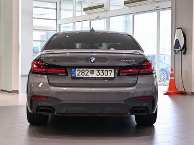 2022 BMW 5 SERIES — фото 3