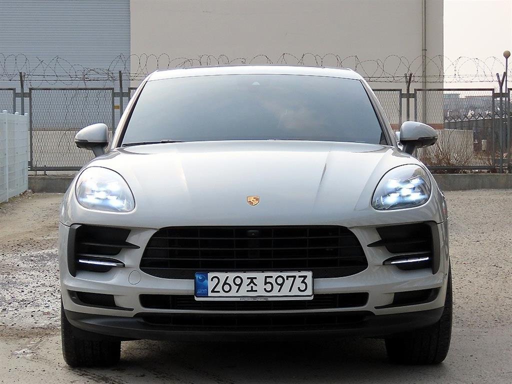 PORSCHE MACAN - View 1