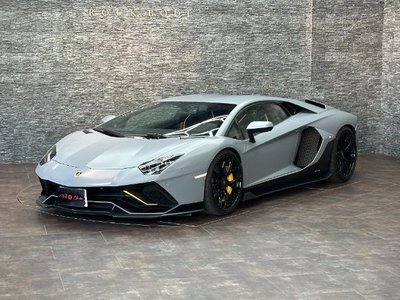 LAMBORGHINI AVENTADOR - 1