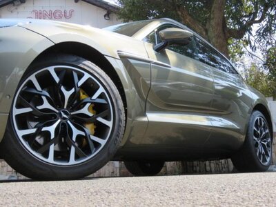ASTON MARTIN DBX - 5