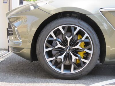 ASTON MARTIN DBX - 10