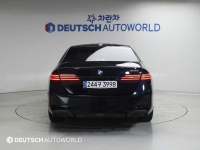 2025 BMW 5 SERIES — фото 3