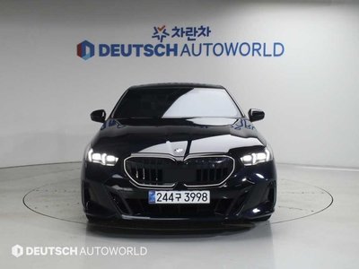 2025 BMW 5 SERIES — фото 2