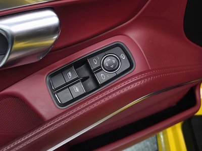 2018 Porsche 718 thumbnail 25