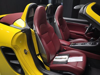 2018 Porsche 718 thumbnail 16