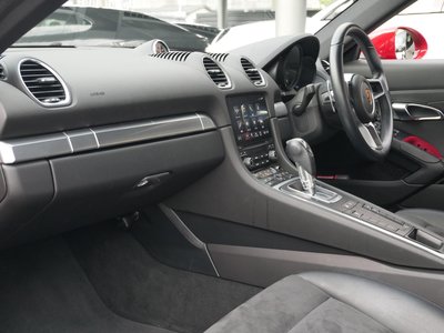 2018 Porsche 718 thumbnail 32
