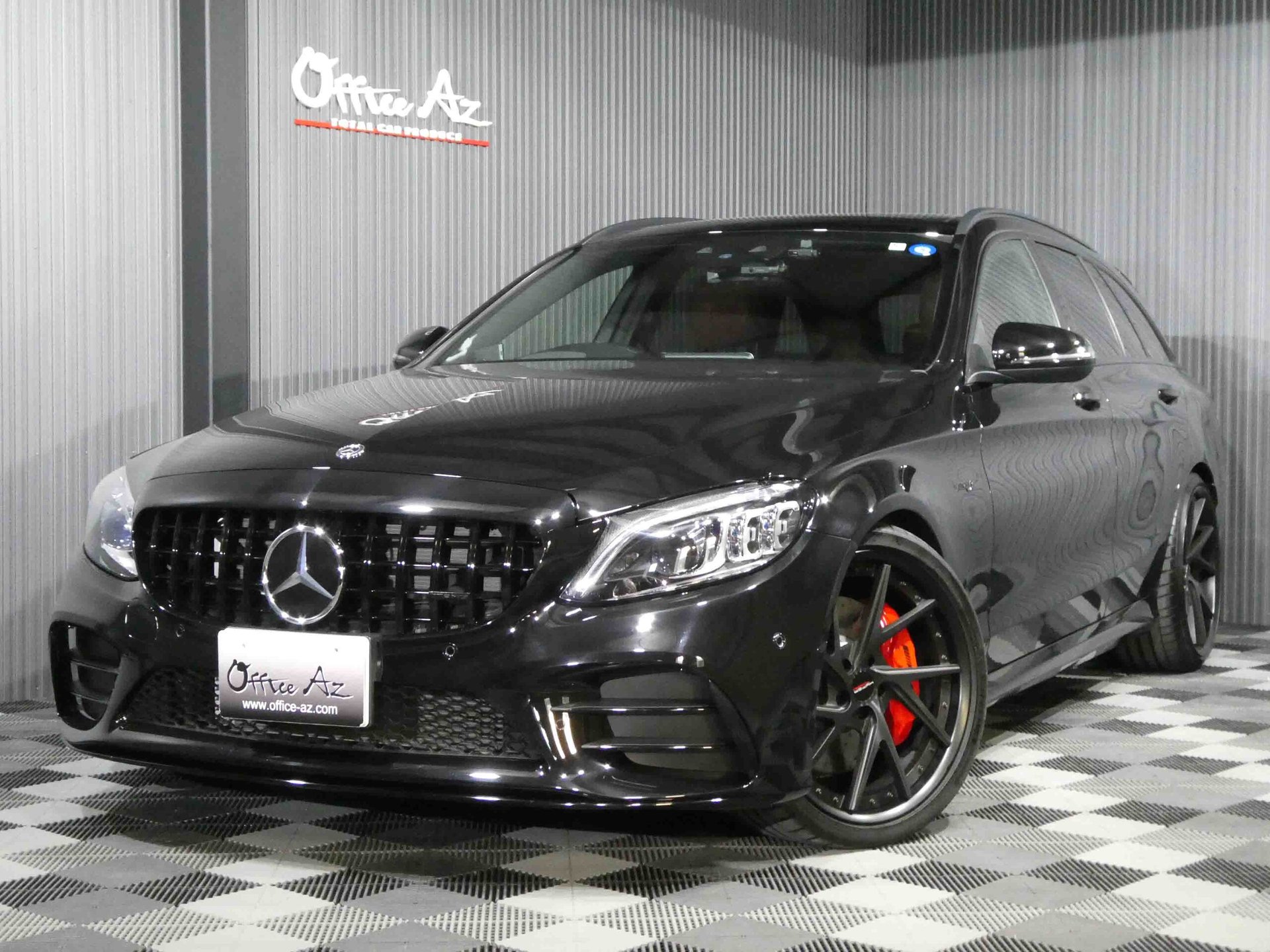 MERCEDES-BENZ C-CLASS WAGON AMG - View 1