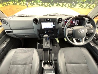 TOYOTA LAND CRUISER 70 - 2