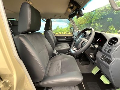 TOYOTA LAND CRUISER 70 - 7