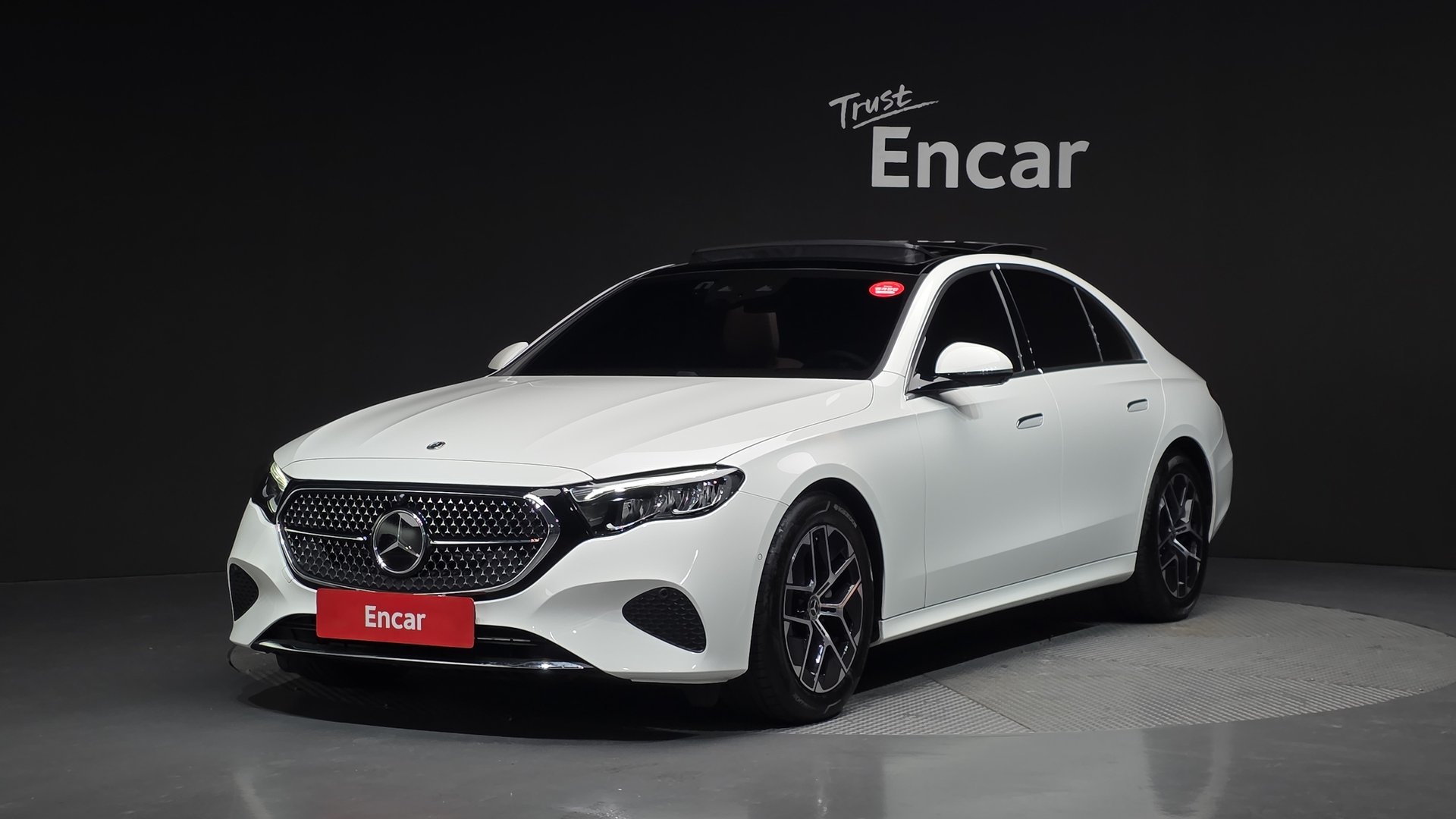 MERCEDES-BENZ E-CLASS - View 1