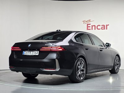 2025 BMW 5 SERIES photo 4
