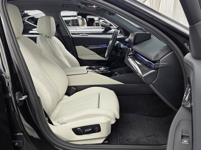 2025 BMW 5 SERIES thumbnail 11