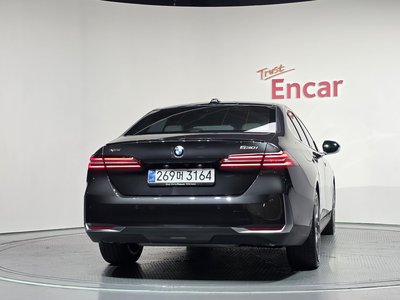 2025 BMW 5 SERIES photo 3