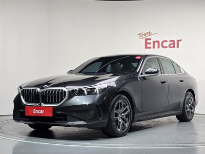 2025 BMW 5 SERIES photo 1
