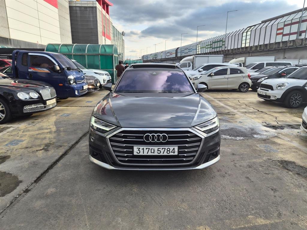 AUDI A8 - View 1