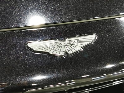 ASTON MARTIN DBX - 9