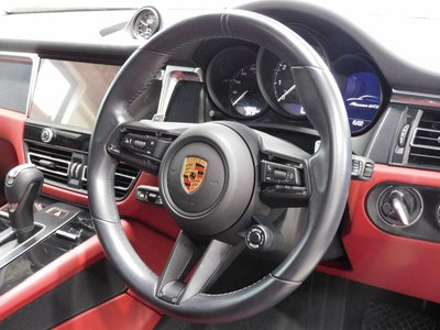 PORSCHE MACAN - 8