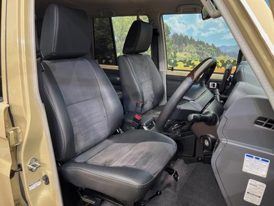 TOYOTA LAND CRUISER 70 - 9