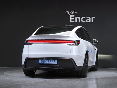 TESLA MODEL Y - 3