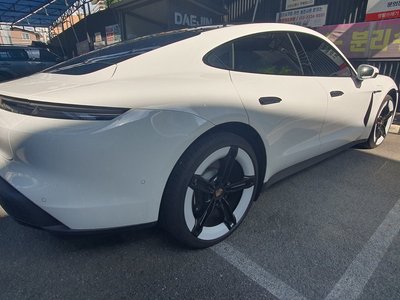 صورة 4 لـ 2025 Porsche TAYCAN