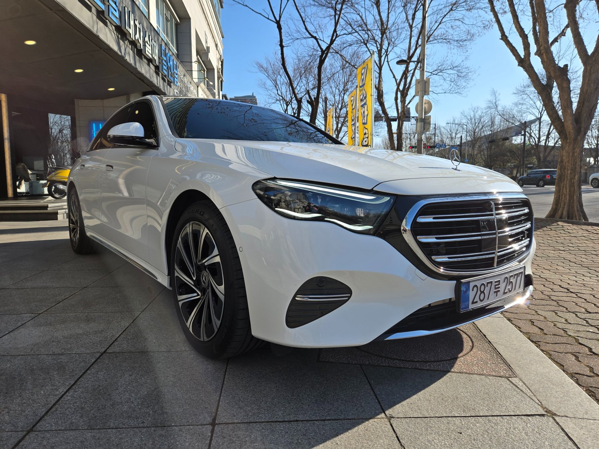 MERCEDES-BENZ E-CLASS - View 1