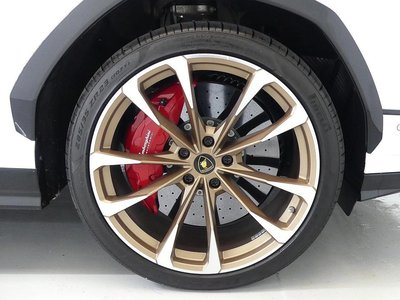 LAMBORGHINI URUS - 3