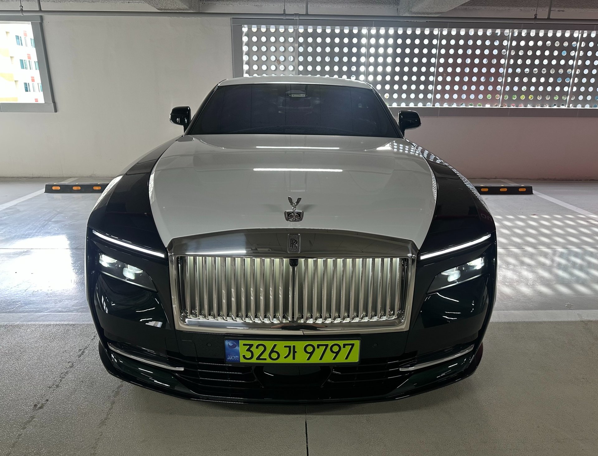 ROLLS ROYCE SPECTRE - View 1