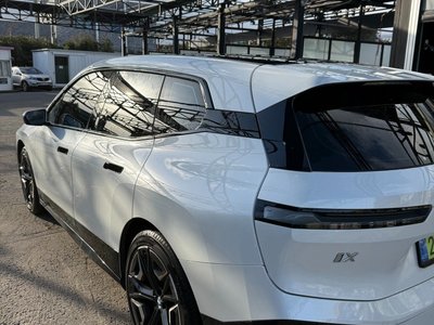 BMW IX - 6