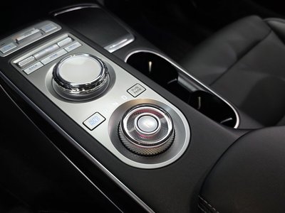 صورة 9 لـ 2022 Genesis GV70