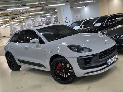 PORSCHE MACAN - 1