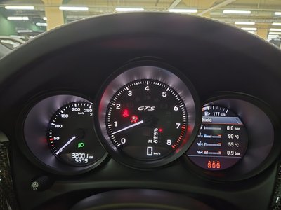 PORSCHE MACAN - 9