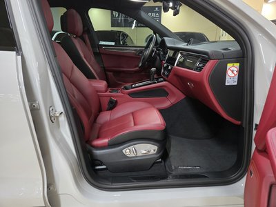 PORSCHE MACAN - 2