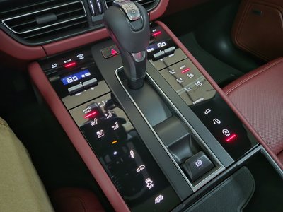 PORSCHE MACAN - 8