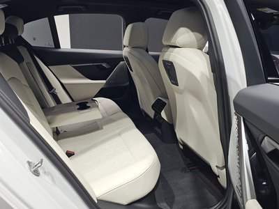 2025 BMW 5 SERIES 缩略图 17
