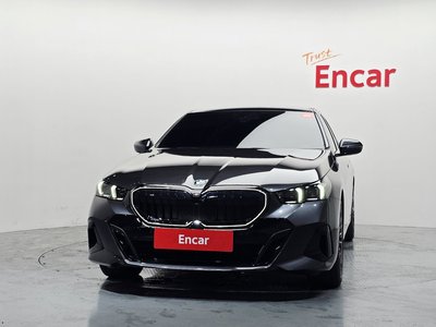 2025 BMW 5 SERIES — фото 2
