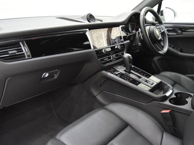 PORSCHE MACAN - 8