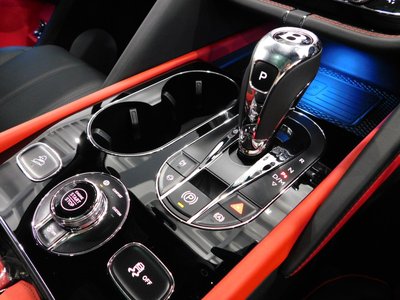 2025 Bentley BENTAYGA — миниатюра 16